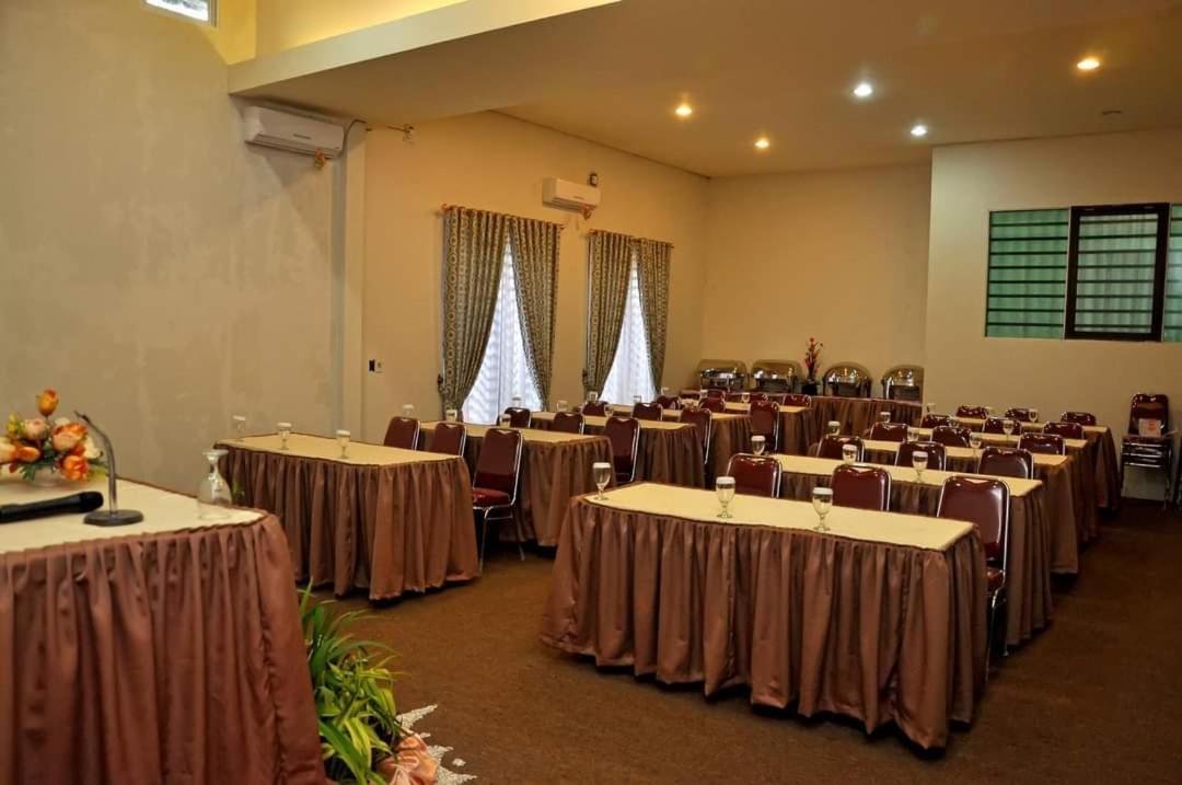 Surya Palace Syariah Hotel Padang  Exterior photo