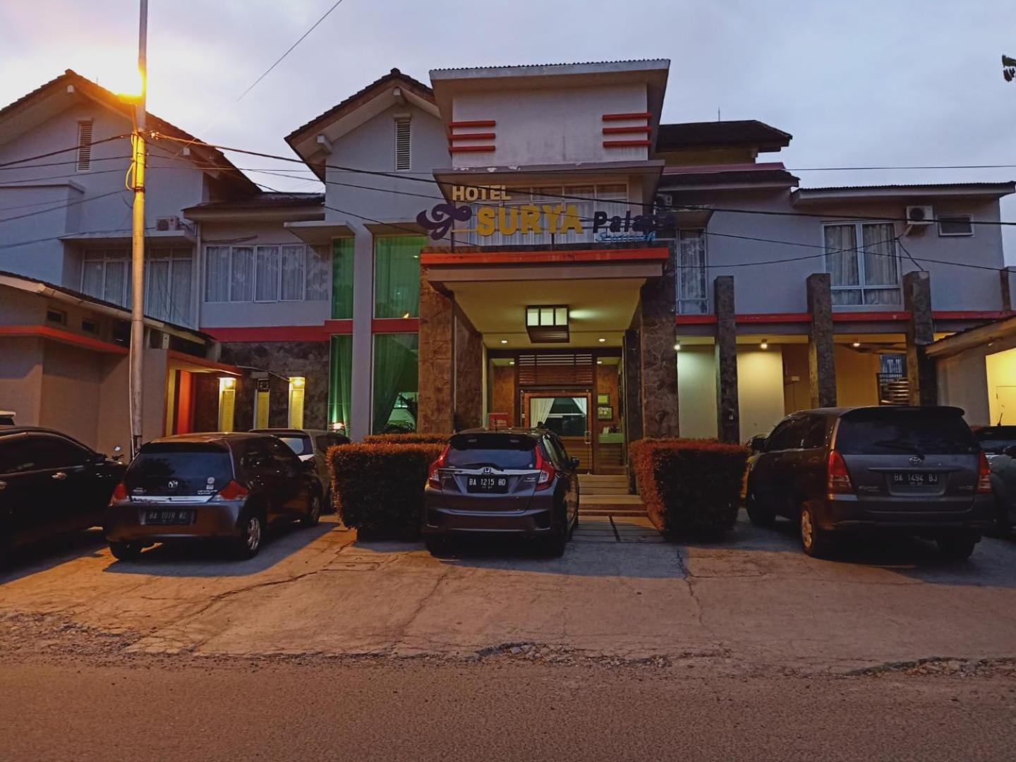 Surya Palace Syariah Hotel Padang  Exterior photo